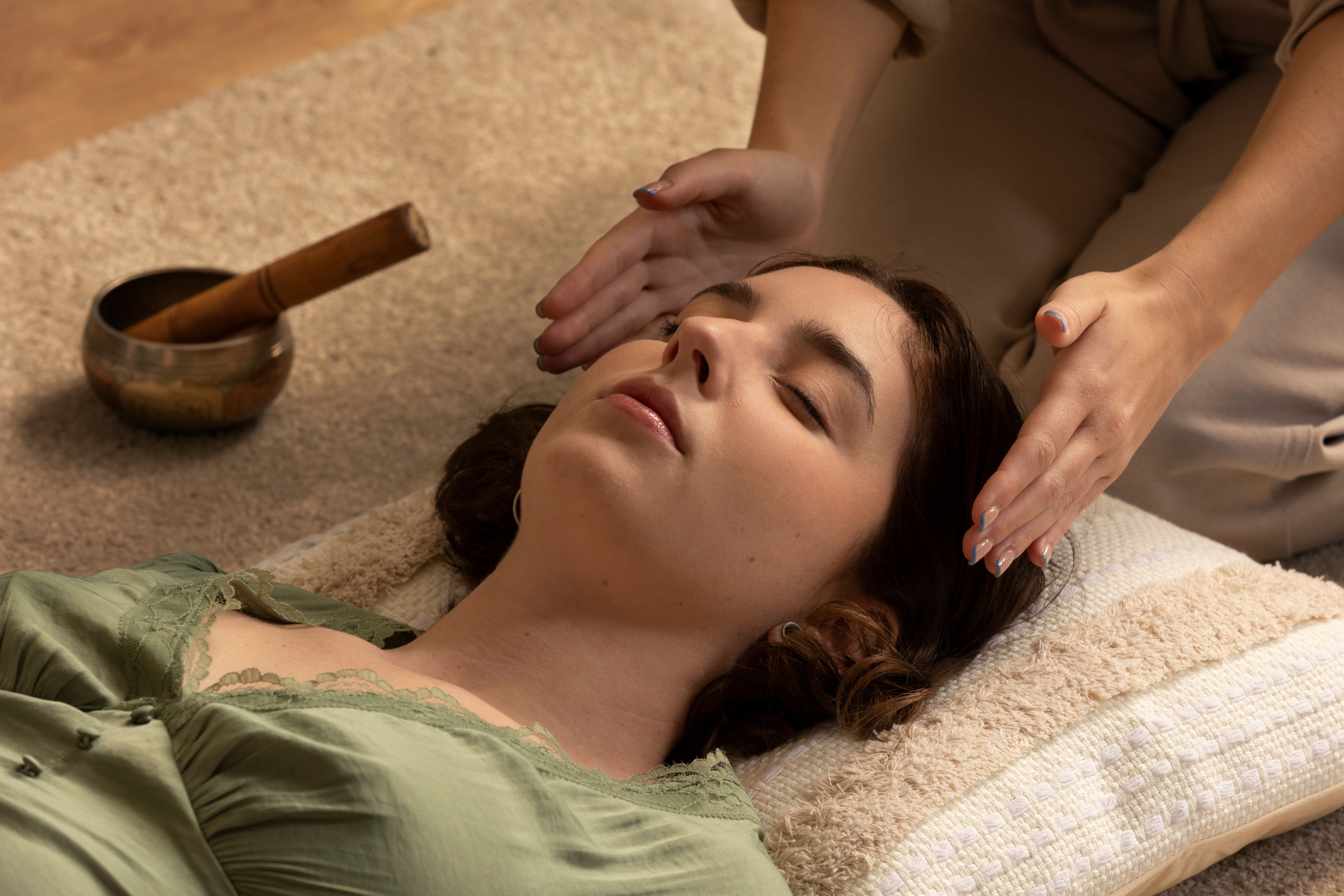 person-conducting-reiki-therapy (1)