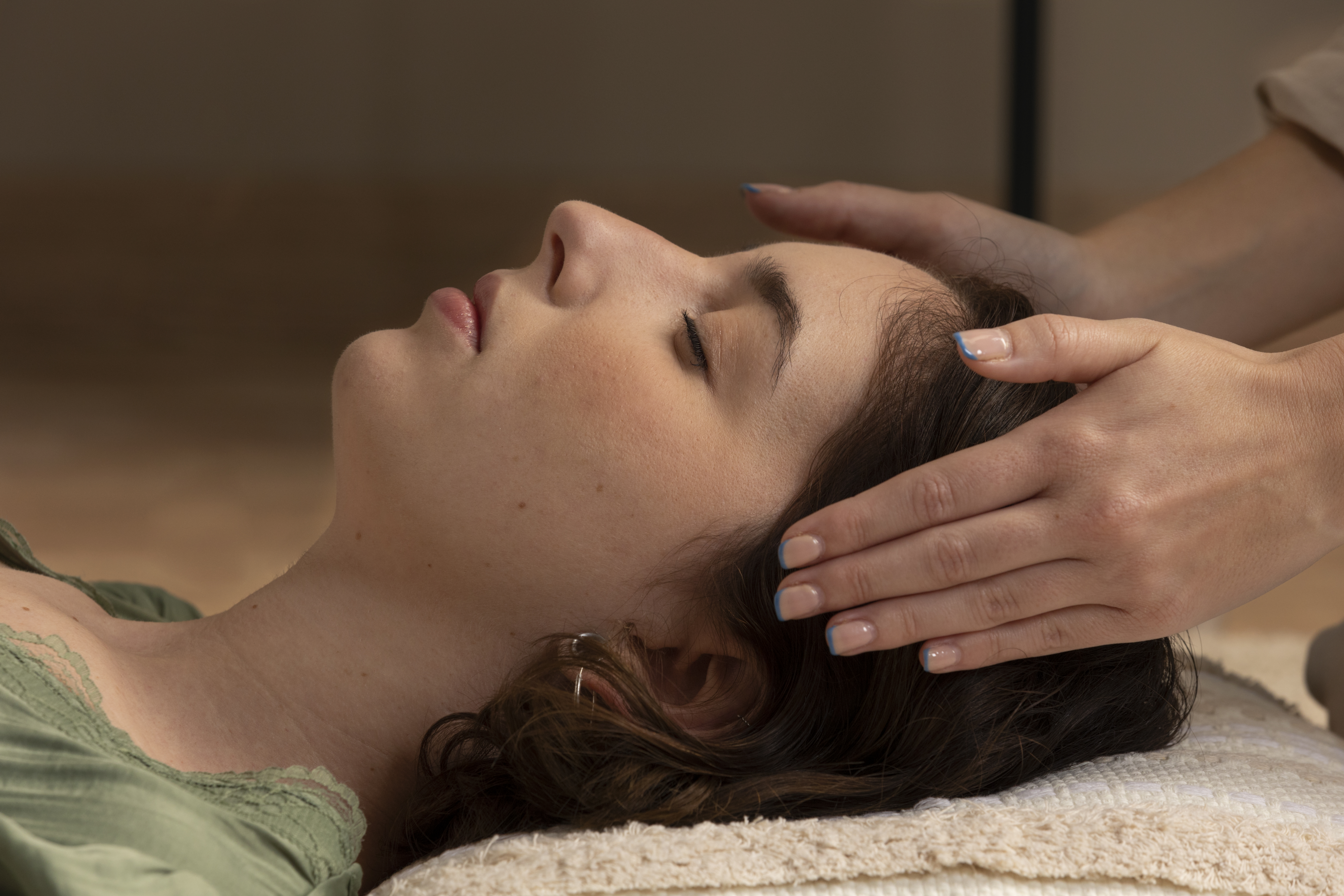 person-conducting-reiki-therapy