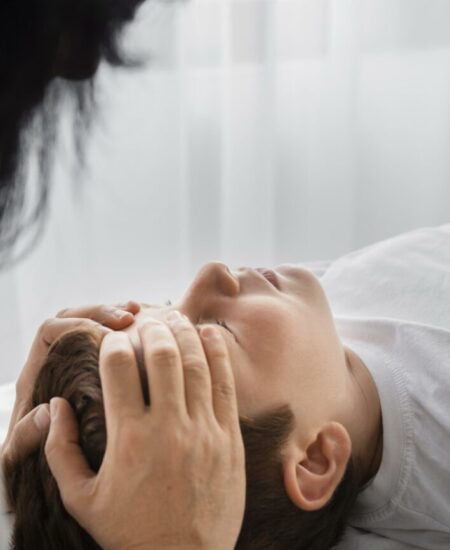 osteopathist-treating-child-hospital